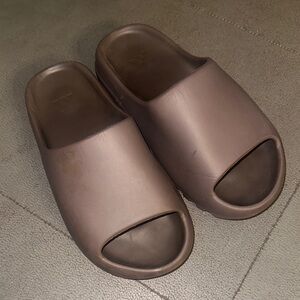 Adidas YEEZY “2021 Soot” Slides, size 9 (women)